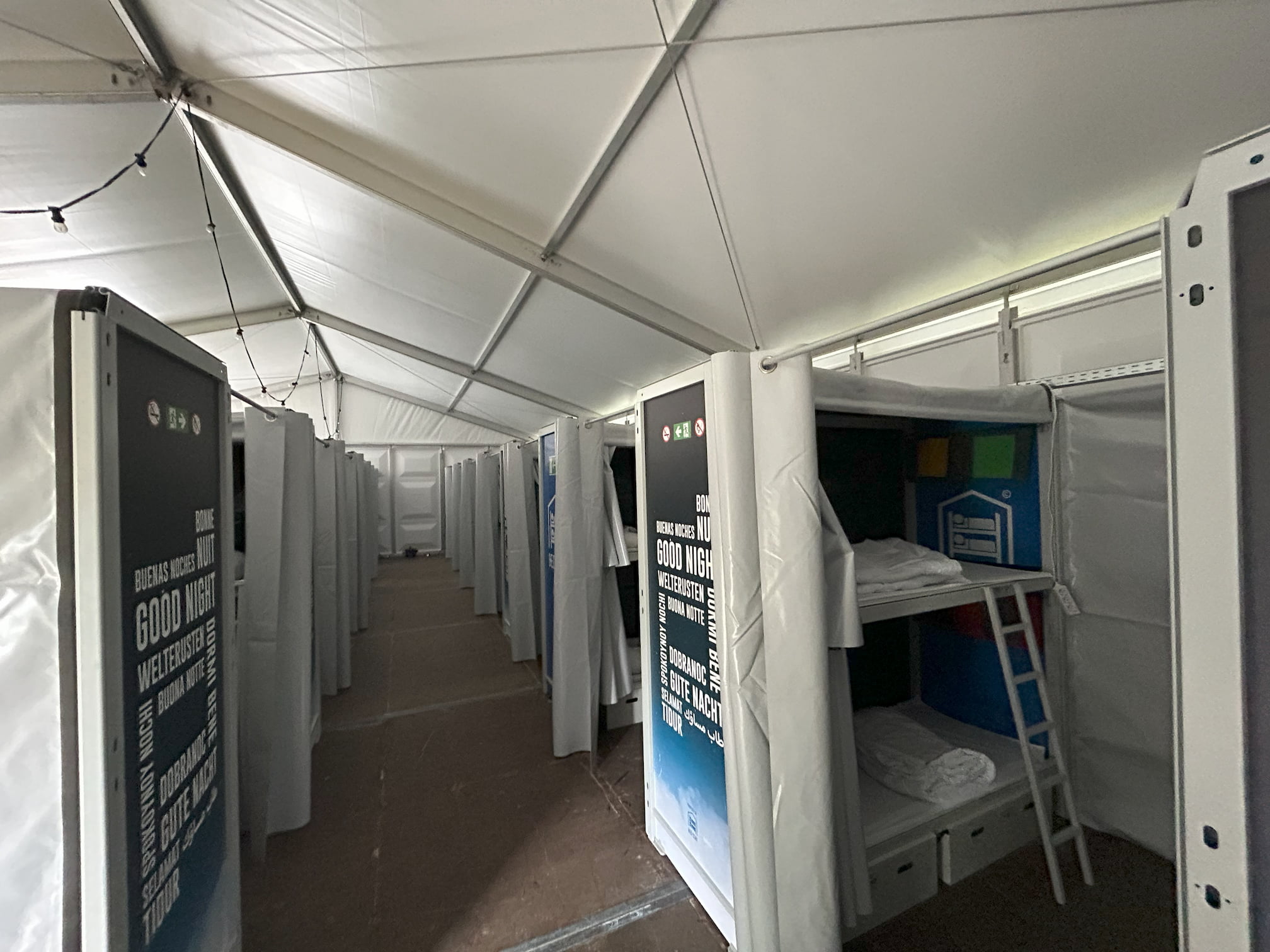 Bed-Stay Cubes in tent opstelling voor KLM OPEN