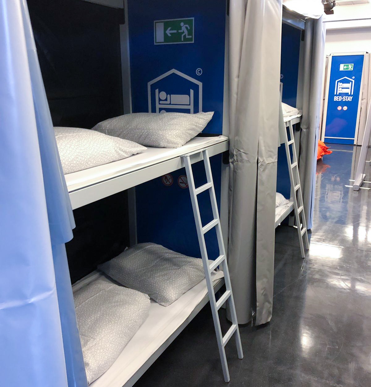 Bed-Stay Tomorrowland Crew-office  (jpg)