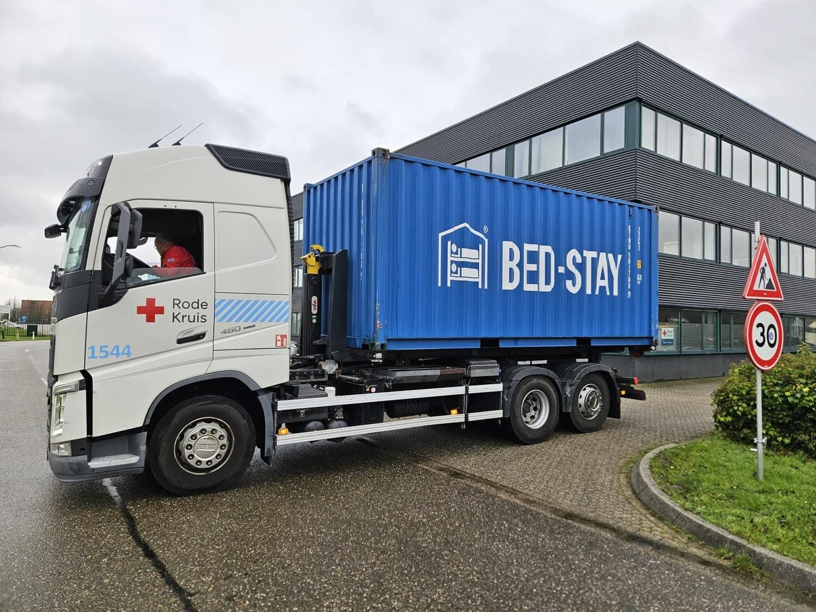 rode kruis bed-stay vrachtwagen zijkant (jpg)